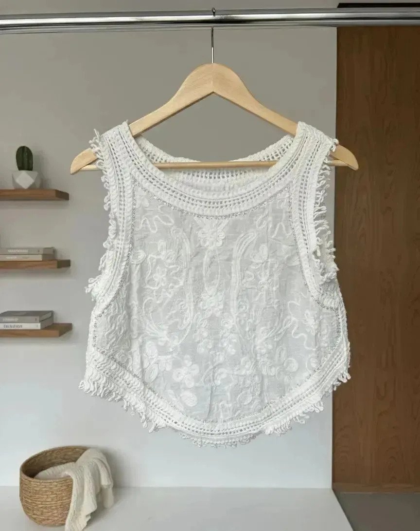 Top Musculosa Bordada Con Volado Y Lentejuelas Delicada - Image 2