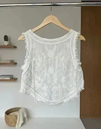 Top Musculosa Bordada Con Volado Y Lentejuelas Delicada - Imagen 5