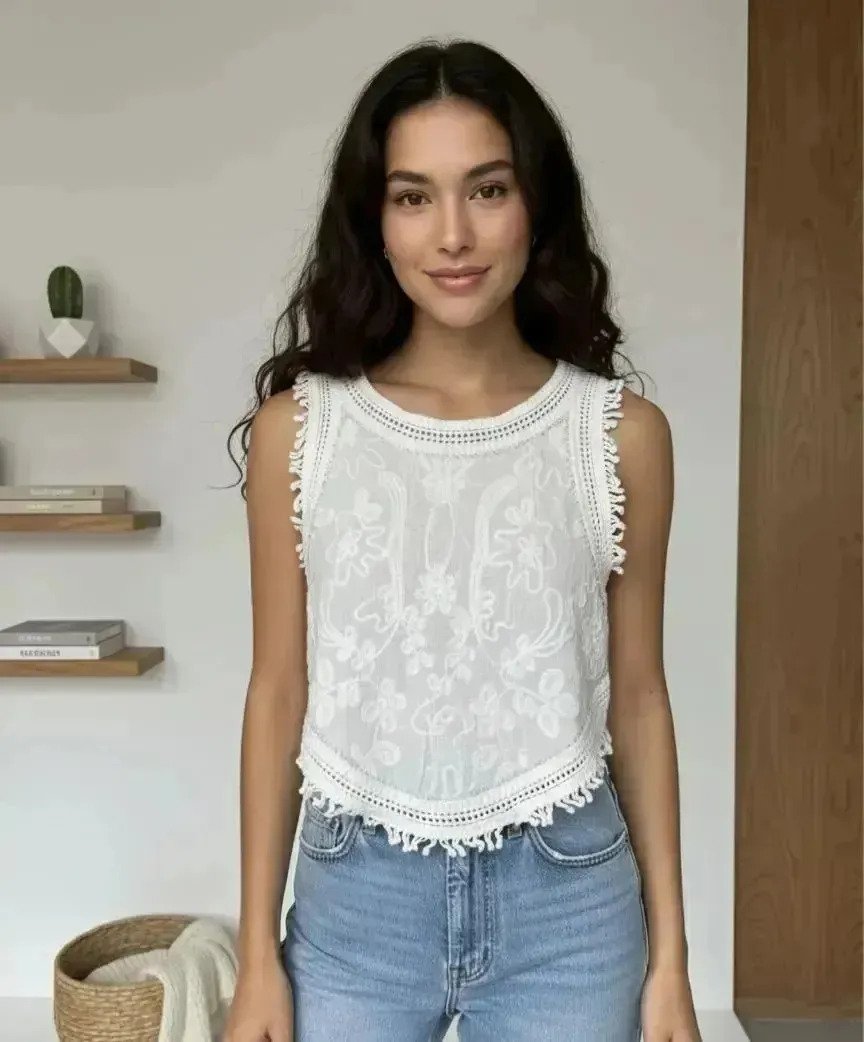 Top Musculosa Bordada Con Volado Y Lentejuelas Delicada